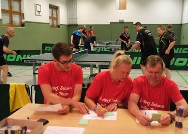 Beim Doppel-Turnier im Tischtennis hatten Moritz Nestler, Manuela Heinrich und Mirko Siegert (v.l.) in der Organisation mächtig zu tun. 