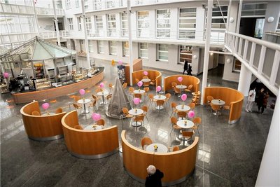 Das Foyer des Kreiskrankenhauses Freiberg war zum Valentinstag liebevoll geschmückt. 