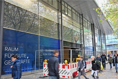 Einzug: An der Straße der Nationen, gleich um die Ecke von der Zentralhaltestelle, wird ein lange leerstehendes Geschäft in bester Lage für einen Einzug vorbereitet. Künftig sollen hier Sneaker und Streetwear verkauft werden.