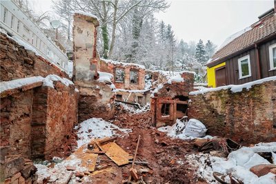 Die Bebauung hinter dem Haupthaus Karlstraße 7 in Hohenstein-Ernstthal ist inzwischen größtenteils abgerissen. Die Wände zu den Nachbargrundstücken und zum Pfaffenberg müssen gesichert werden.