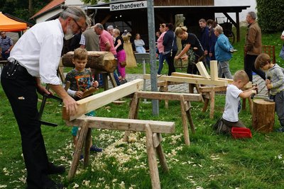 Zum Holz- und Handwerkertag zeigen Vertreter selten gewordener Gewerke ihr Können.