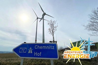 Alte und neue Windmühle im Gleichklang. Der Windkraft-Standort vor den Toren Schneidenbachs.