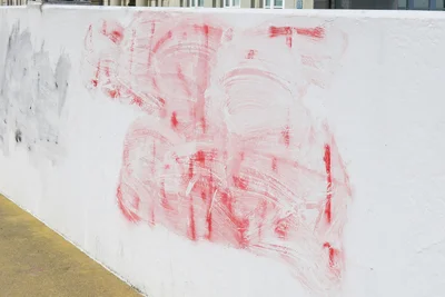 In Lauter und Aue wurden mehrere Objekte mit roter Farbe besprüht. Schaden: rund 3000 Euro.