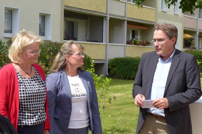 Jutta Bornemann (l.), geschäftsführende Vorstandsvorsitzende der Wohnungsgenossenschaft Mittweida, Mandy Rudolf, Geschäftsführerin der Wohnungsbaugesellschaft Mittweida, und Mittweidas Oberbürgermeister Ralf Schreiber.