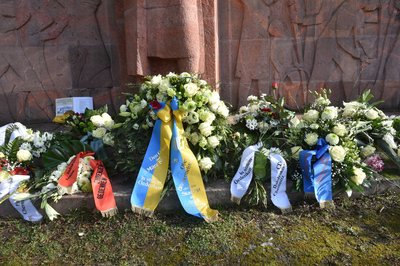 Kränze vor dem Mahnmal, das an die Opfer der Bombardierung von Chemnitz erinnert.