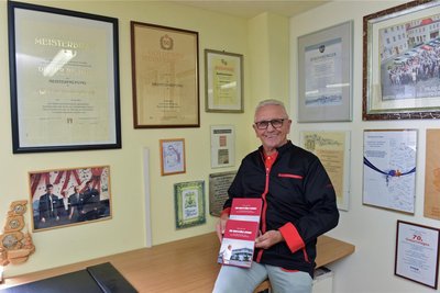 Fleischermeister Dieter Richter in seinem Arbeitszimmer der Privatwohnung, wo viele Zeitdokumente von seinem Berufsleben berichten. Jetzt hat er mit 80 Jahren seine Lebenserinnerungen vorgelegt.