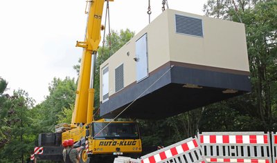 Das Aufstellen eines großen Notstromagregates am Werdauer Verwaltungszentrum des Landkreises gestaltete sich am Mittwoch komplizierter als gedacht.