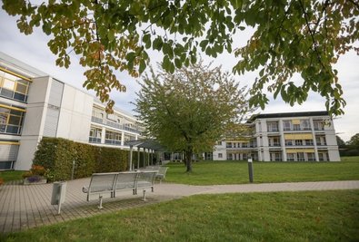 Besucherinnen und Besucher des Hartmannsdorfer Krankenhauses klagen über strenge Regeln. 