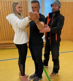 Volle Konzentration bei Lina Groß und Eric Ehmer. Zur letzten Trainingsstunde korrigiert Tanzlehrer Marco Schneider die Haltung. 