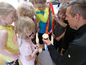 Nach der gemeinsamen Erwärmung mit Candy Bauer zu Beginn versammelten sich auch am Ende des Sportfestes alle Kinder um den frisch gebackenen Olympiasieger. Schließlich hatte er seine Goldmedaille dabei. 