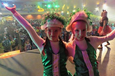 Leoni Seebach (l.) und Leonie Müller waren bei den Showgirls des WFC95 dabei.