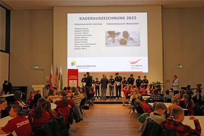 Der Bürgersaal im Rathaus war gut gefüllt. Hier erhalten gerade die Nachwuchswasserballer des SV Zwickau 04 ihre Ausrüstungsgutscheine.