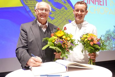 Klaus Dreßel (links) und Christopher Arnold durften sich ins Zschopauer Ehrenbuch des Sports eintragen.