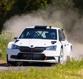 Carsten Mohe in seinem neuen Arbeitsgerät, dem Škoda Fabia Rally2. Auf dem Bild ist der Crottendorfer während einer Fahrt auf einer Teststrecke unterwegs. 
