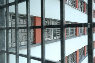 Blick durch Fenstergitter in der JVA für Frauen.