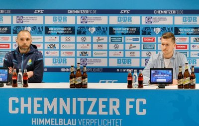Plötzlich ganz vorn: Fast zeitgleich mit Christian Tiffert (links), der vom Co-Trainer zum Chefcoach des Chemnitzer FC wurde, stieg auch Christoph Antal vom Mitarbeiter im Bereich Clubmedien zum Pressesprecher des Vereins auf. Jetzt sehen sich beide regelmäßig bei Pressekonferenzen. 