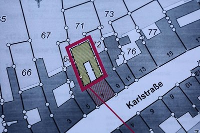 Abgebrochen werden derzeit die rot umrandeten Hintergebäude.
