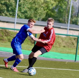 Ben Morgenstern (l.) und die A-Junioren des SV Barkas Frankenberg musste sich gegen Fortuna Langenau mit einem Unentschieden zufrieden geben.