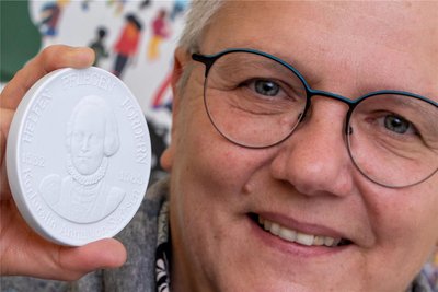 Die Annen-Medaille ist aus Meißner Porzellan. Sie wird seit 13 Jahren verliehen.