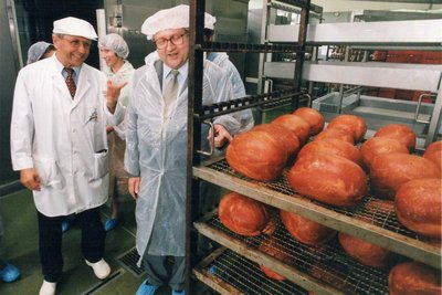 Politprominenz ist regelmäßig in Oederan zu Gast. 1998 begrüßt Dieter Richter den FDP-Spitzenmann Rainer Brüderle, der dem Schinken etwas abgewinnen kann.