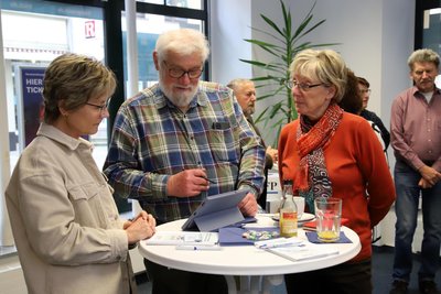 „Freie Presse“-Leser Heinrich und Eva Winter (r.) testen die Digitalausgabe der Zwickauer Zeitung.