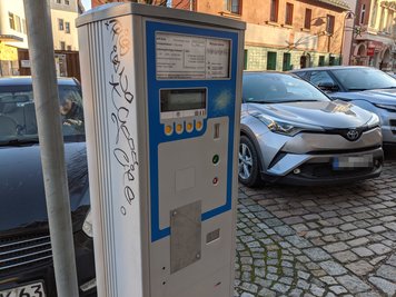 Der Ticketauswurf wurde mit einem Blech verschlossen.