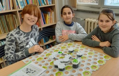 Schülerinnen der Klasse 4a der Plauener Wartberg-Grundschule testen eines der neuen Spiele. 