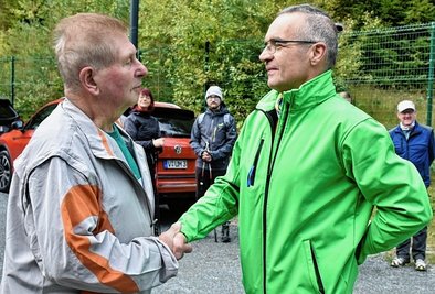 Mitorganisator Ralph Mahl (rechts) begrüßt den ältesten Teilnehmer Klaus Gerngroß (85 Jahre) aus Falkenstein, der an jedem der bisherigen Königsläufe teilgenommen hat.