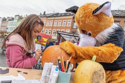 Der 1. Rodewischer Herbst- und Kreativmarkt auf dem Postplatz war am Samstag sehr gut besucht. Viele ehrenamtlich Mitwirkende wie die Freiwillige Feuerwehr, Genuss im Fachwerk, die Landeskirchliche Gemeinschaft und andere mehr trugen mit liebevoll gestalteten Ständen dazu bei. Bei "Rock A Fox" konnte man Kürbisse bemalen, wovon die siebenjährige Anna gern Gebrauch machte. 