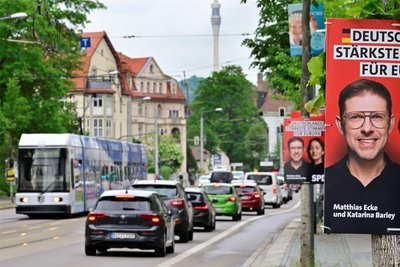 Ein Plakat des am Freitagabend überfallenen SPD-Europaabgeordneten Matthias Ecke.