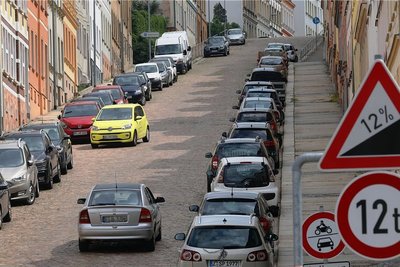 Blick zur Steilen Wand von Meerane: Die Tonnagebegrenzung soll von 12 auf 3,5 Tonnen reduziert werden. Nach einer Entscheidung des Stadtrates wird die Teileinbeziehung vorbereitet. 