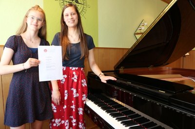 Selbstbewusst und musikalisch begabt: Die Pianistinnen Franziska Köchel aus Langenbach (rechts) und Samantha Pippig aus Plauen waren im Bundeswettbewerb Jugend musiziert erfolgreich. 