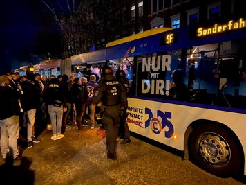 Ein Shuttle-Bus brachte Aue-Fans nach dem Spiel zum Parkplatz an der Messe.