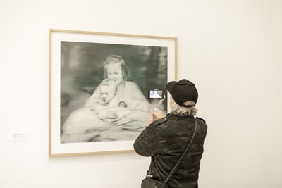 Ein Besucher filmt in der Ausstellung "Gerhard Richter. 100 Werke für Berlin" in der Neuen Nationalgalerie das Werk "Tante Marianne", das den Künstler als Baby und seine Tante zeigt, die Opfer des Euthanasieprogramms der Nazis wurde. 