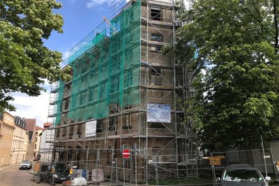 Am Eckhaus Fischer-/Schillerstraße wird gebaut. Bei Materiallieferungen kommt es zu Verkehrsbehinderungen.