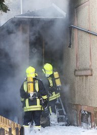 Wegen eines Hausbrandes in Wiederau (Landkreis Mittelsachsen) sind am Sonntag zwölf Menschen in Sicherheit gebracht worden.