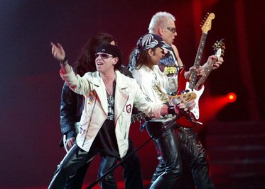 Klaus Meine (links) tritt mit seiner Rockgruppe Scorpions bei der Fernsehshow "50 Jahre Rock" mit dem Lied "Wind of Change" auf. Vielen gilt dieses von Klaus Meine gesungene und gepfiffene Lied als perfekte Wende-Hymne. 