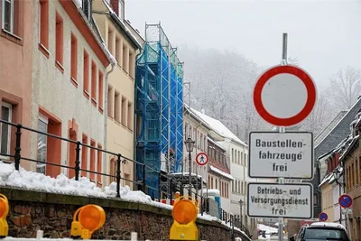 An der Karlstraße 7 steht seit langem ein Gerüst, welches Passanten vor herabfallenden Dachschiefern und Putz schützen soll.