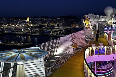 Alle an Deck zum Auslaufen aus Palamós in Katalonien.