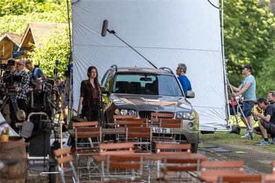 Schauspielerin Julia Hartmann spielt in der neuen ZDF-Serie eine Anwältin, die vor ihrem gewalttätigen Ehemann ins Vogtland flüchtet.
