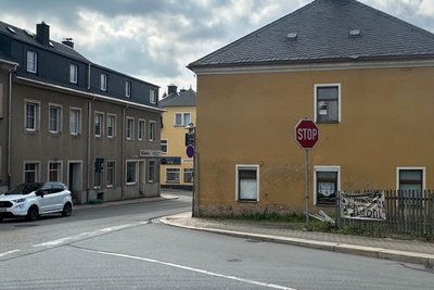 Sechs Wochen danach erinnert nur noch das Plakat am Zaun an den tragischen Unfall.