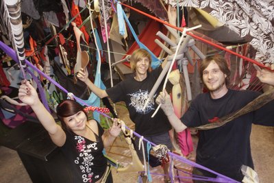 Ein Foto von den Angängen: Lisa Diehl, Maximilian Dietrich und Guido Günther im Atelier am Brühl mit einer begehbaren Textilinstallation, die nach Einbruch der Dunkelheit farbig illuminiert wurde.