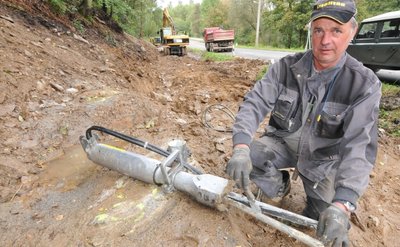 
              <p class="artikelinhalt">Mathias Müller von der gleichnamigen Firma Bohr-Sprengtechnik aus Elterlein/Erzgebirge fettet den hydraulischen Spalter ein. Das Gerät wird in vorgebohrte Löcher eingeführt und drückt und rüttelt den Gneis auseinander. Dabei entsteht eine große Hitze. </p>
            