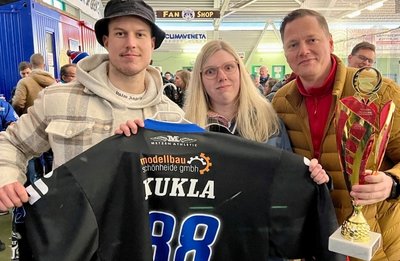Wölfe-Fan Anne Petzoldt hat das Trikot von Petr Kukla ersteigert. Spieler Philip Riedel (links) und Wölfe-Coach Sven Schröder - er trägt den Meisterpokal in der Hand - gratulierten ihr dazu. 