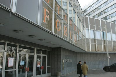 Das Forum war ein Veranstaltungszentrum an der Brückenstraße. Es wurde 2015 abgerissen.