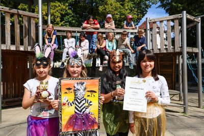 Mila Voigt, Jolina Wolf, Ariana Ibrahim und Zahra Mirzai (v. l.) vom Auer Hort sind stolz auf den 1. Platz.