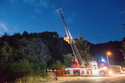Die Einsatzkräfte leuchten mit einer Drehleiter die Kletterwand aus. 