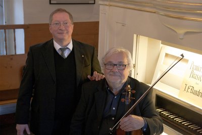 Die Solisten Dr. Stefan Altner (Orgel) und Professor Christian Funke (Violine) spielen in der Nassauer Kirche.