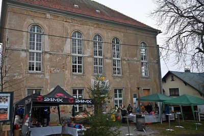 Die Bräunsdorfer organisieren regelmäßig Aktionen für das frühere Schul- und Bethaus Bräunsdorf, darunter den Adventmarkt 2025.