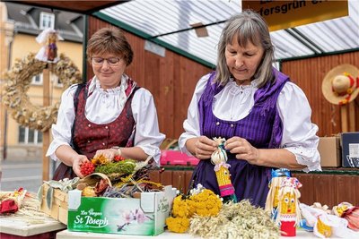 Mit Dekorationsideen überzeugten Sylke Lanitz (links) und Cornelia Hackel von den Landfrauen Irfersgrün.